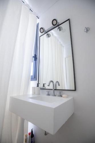 a bathroom with a sink and a mirror at Increíble estudio en el centro in San Pedro