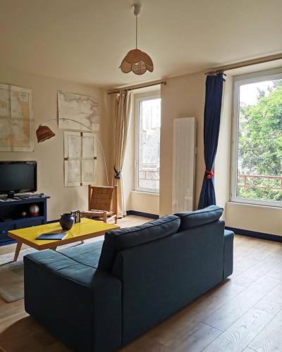 a living room with a couch and a table at Bulle marine paisible proche de la gare et du port in Brest
