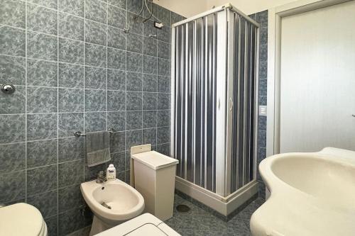 a bathroom with a toilet and a sink and a tub at Villa Belvedere - Baia azzurra in Torre San Limato
