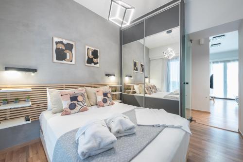 Newly Renovated Loft 1 min walk from metro by Cloudkeys