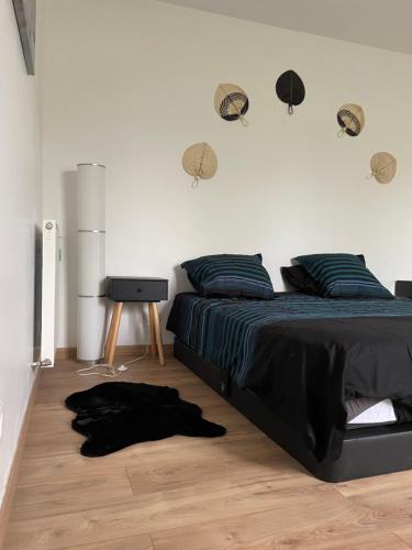 une chambre avec un lit et des parapluies au mur dans l'établissement Charmante maison avec jardin aux portes de Paris, à Vitry-sur-Seine