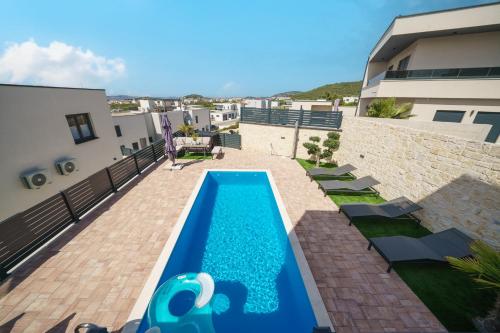 Swimmingpoolen hos eller tæt på Exclusive New House w private pool