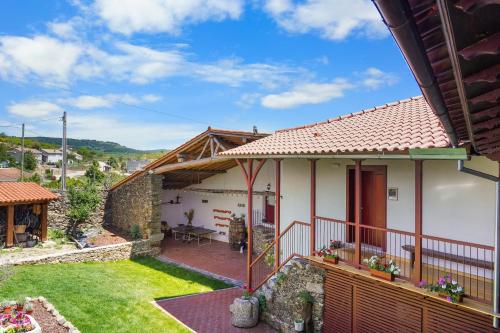 a view of a house with a yard at Casa da Edrosa in Edrosa