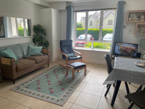 Posezení v ubytování Oranmore Apartment on the Wild Atlantic Way