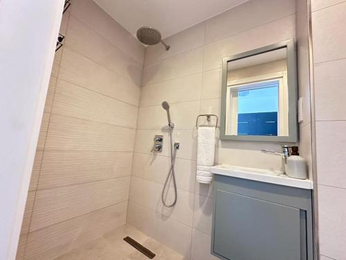 Vannituba majutusasutuses Sunny Seaside Retreat - Studio Apartment, Bahceli