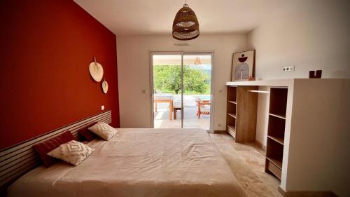 - une chambre dotée d'un lit avec un mur rouge dans l'établissement Villa Lou Pénéquet Salernes, à Salernes