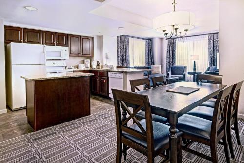 a kitchen and dining room with a table and chairs at Club Wyndham Old Town Alexandria in Alexandria