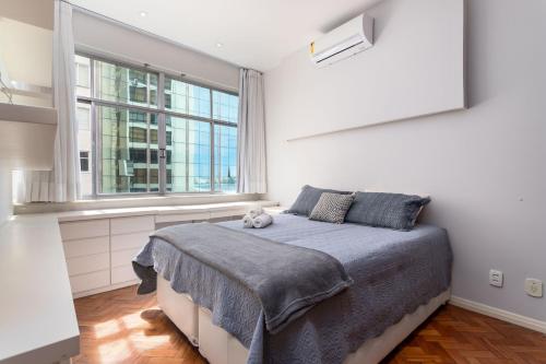 Postel nebo postele na pokoji v ubytování APT com vista em Copacabana Posto 3