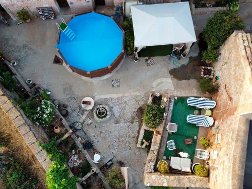 una vista dall'alto di una piscina con ombrelloni di Casa Calvo SXVI a Santa Eulalia la Mayor
