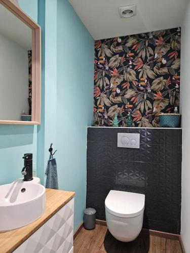 une salle de bain avec des toilettes blanches et un lavabo dans l'établissement Le Roble - 5 min du centre de Strasbourg, à Strasbourg