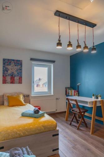 une chambre avec un lit et un bureau dans l'établissement Le Roble - 5 min du centre de Strasbourg, à Strasbourg