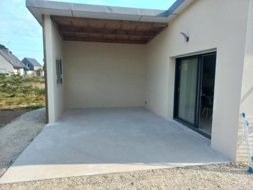 - une vue depuis l'extérieur d'une maison avec une terrasse dans l'établissement La maison du menhir, à Crozon