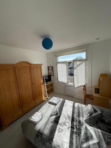 Ένα ή περισσότερα κρεβάτια σε δωμάτιο στο Appartement calme et lumineux - parking privatif - Métro à 5mn