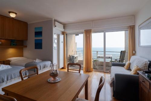 - un salon avec une table et une vue sur l'océan dans l'établissement THE CRUISE Studio Apartment, à Menton