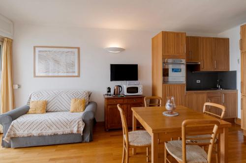 un salon avec un canapé et une table dans l'établissement THE CRUISE Studio Apartment, à Menton