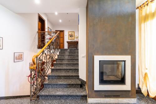 a staircase in a house with a fireplace at BED & BREAKFAST DA GIACY in Santandrà Di Povegliano
