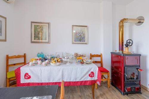 a room with a table with dishes on it at BED & BREAKFAST DA GIACY in Santandrà Di Povegliano