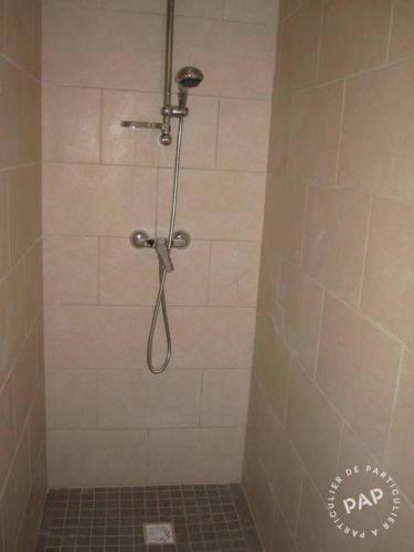 une douche avec pommeau de douche dans une salle de bain dans l'établissement Studio a 50 metres de la plage, à La Ciotat