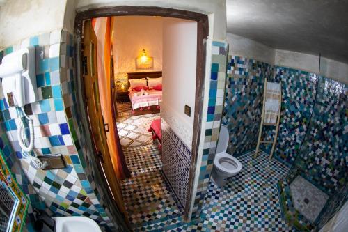 フェズにあるRiad Taj Fesのバスルーム(シャワー、トイレ付)、ベッドルーム1室が備わります。