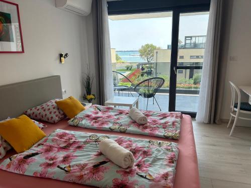2 łóżka w pokoju z widokiem na balkon w obiekcie Villa Korina , Pomer w mieście Pomer