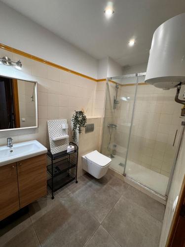 Un baño con ducha, inodoro y lavabo. en Habitacion Privada en APARTAMENTO COMPARTIDO, en Barcelona
