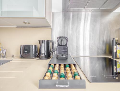 un comptoir de cuisine avec un tas de beignets sur une cuisinière dans l'établissement Eiffel tower 10 minutes 1BR Renovated, à Paris