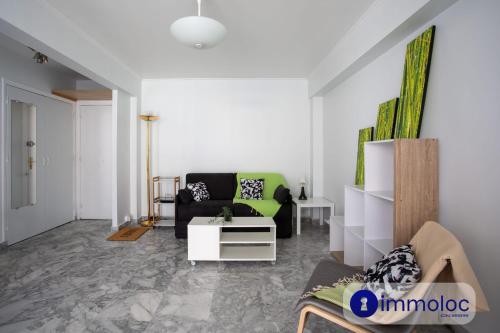 un salon avec un canapé et une table dans l'établissement Studio Air-conditioned district of the Musicians, à Nice