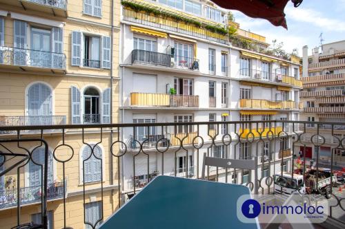 - un balcon avec une table dans l'établissement Studio Air-conditioned district of the Musicians, à Nice