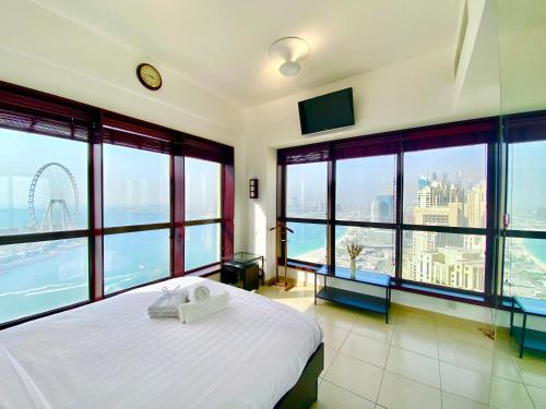 Un pat sau paturi într-o cameră la Amazing Sea View 2 bedroom Full Apartment