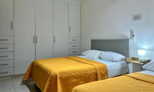 a bedroom with two beds and white cabinets at EXCELENTE ALBERCA PRIVADA EN RESIDENCIAL PRIVADO, GYM, asador in Ciudad Valles