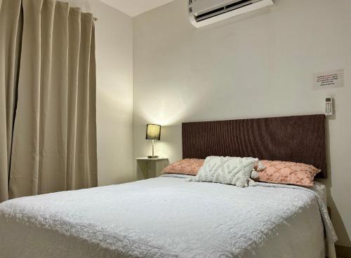 a bedroom with a large bed with pink pillows at EXCELENTE ALBERCA PRIVADA EN RESIDENCIAL PRIVADO, GYM, asador in Ciudad Valles