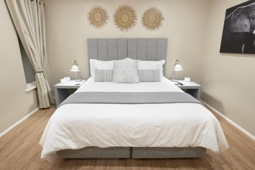 - une chambre avec un grand lit blanc et deux lampes dans l'établissement dreamaway on Everton - Deluxe Private Apartment, 