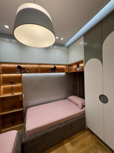 Un pat sau paturi într-o cameră la Doll House