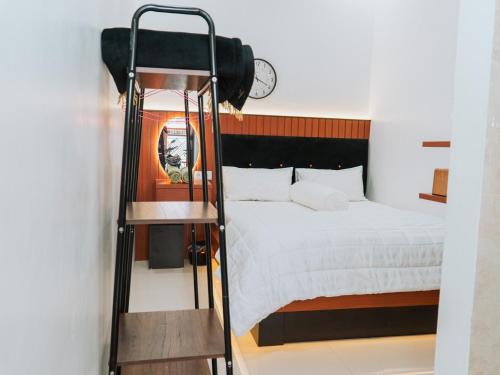 Ένα ή περισσότερα κρεβάτια σε δωμάτιο στο Nginapdipadang, Parkit House, Near Universitas Negeri Padang, 10Mins Padang Beach