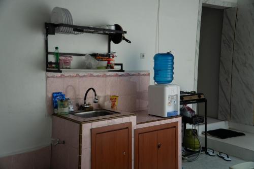 Η κουζίνα ή μικρή κουζίνα στο Nginapdipadang, Parkit House, Near Universitas Negeri Padang, 10Mins Padang Beach