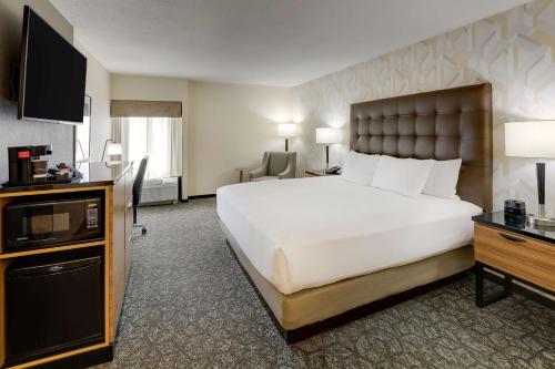 Säng eller sängar i ett rum på Drury Inn & Suites Birmingham Lakeshore Drive