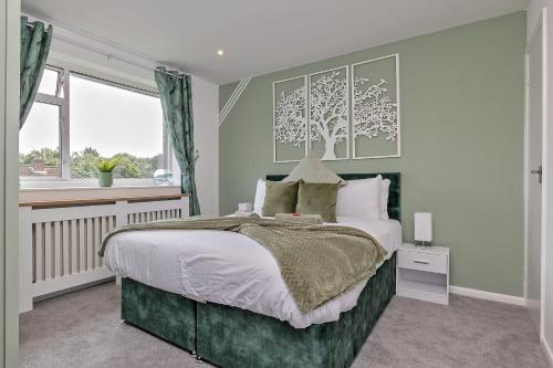 a bedroom with a large bed and a window at Supreme Luxury Apartment-Close to Airport-Free Parking in Luton