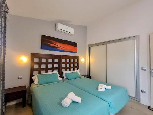 sypialnia z 2 łóżkami i ręcznikami w obiekcie A Dream On The Beach Sun Club w mieście Playa del Aguila
