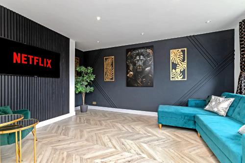 a living room with a blue couch and a table at Supreme Luxury Apartment-Close to Airport-Free Parking in Luton