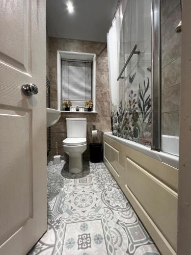 BS Lodge في ميتشام: حمام مع مرحاض ومغسلة