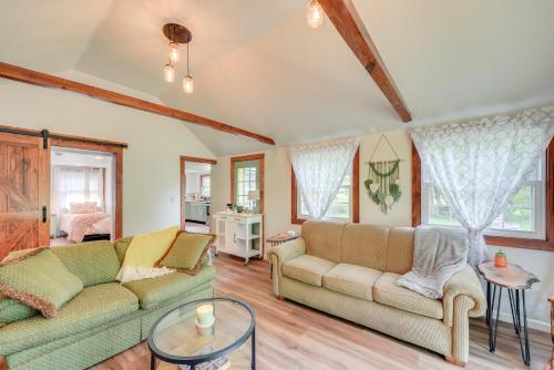Una sala de estar con dos sofás y una mesa. en Peaceful Hiram Retreat on Cuyahoga River!, en Aurora