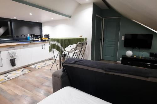 ルーアンにあるAppartement de charme centre villeのソファとキッチンのあるリビングルーム