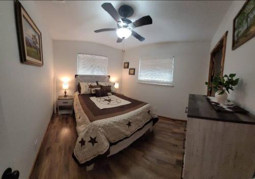 Ένα ή περισσότερα κρεβάτια σε δωμάτιο στο Randy's Place Beautiful 4br With Private Hot tub