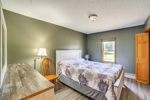 Postel nebo postele na pokoji v ubytování 10 Mi to Lake Superior Eben Junction Townhome!