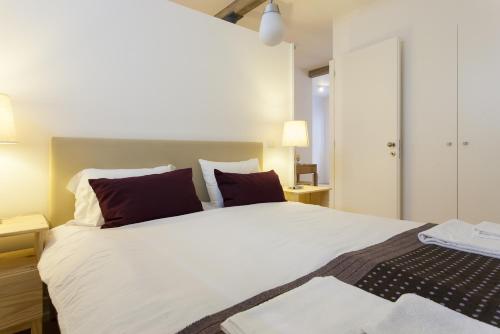 מיטה או מיטות בחדר ב-ALTIDO Cosy 1-bed flat with workspace in Santa Catarina, moments from Luís de Camões Sq