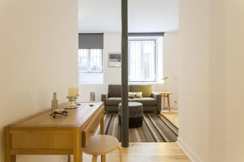 JOIVY Cosy 1-bed flat with workspace in Santa Catarina, moments from Luís de Camões Sq