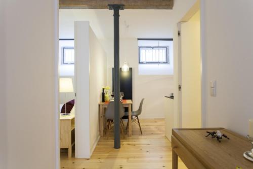 リスボンにあるALTIDO Cosy 1-bed flat with workspace in Santa Catarina, moments from Luís de Camões Sqのテーブルとダイニングルームが備わる客室です。