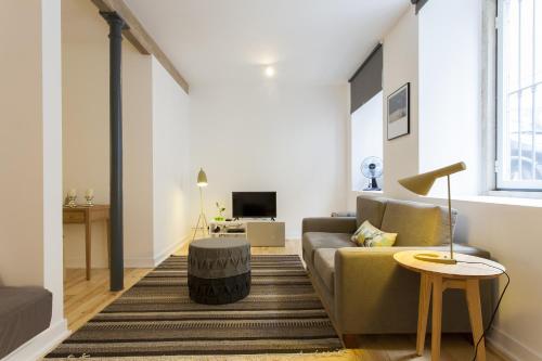JOIVY Cosy 1-bed flat with workspace in Santa Catarina, moments from Luís de Camões Sq