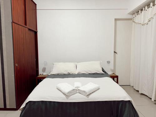 a bedroom with a bed with two towels on it at Departamento céntrico. Zona Teatros in Buenos Aires