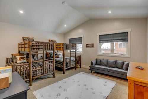 Χώρος καθιστικού στο New - Blue Bear Lodge - Prime location - Air Conditioning - WiFi - Fireplace